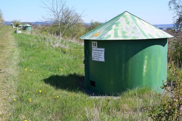 Deponiegashäuschen in Brandholz Deponiegashäuschen in Brandholz