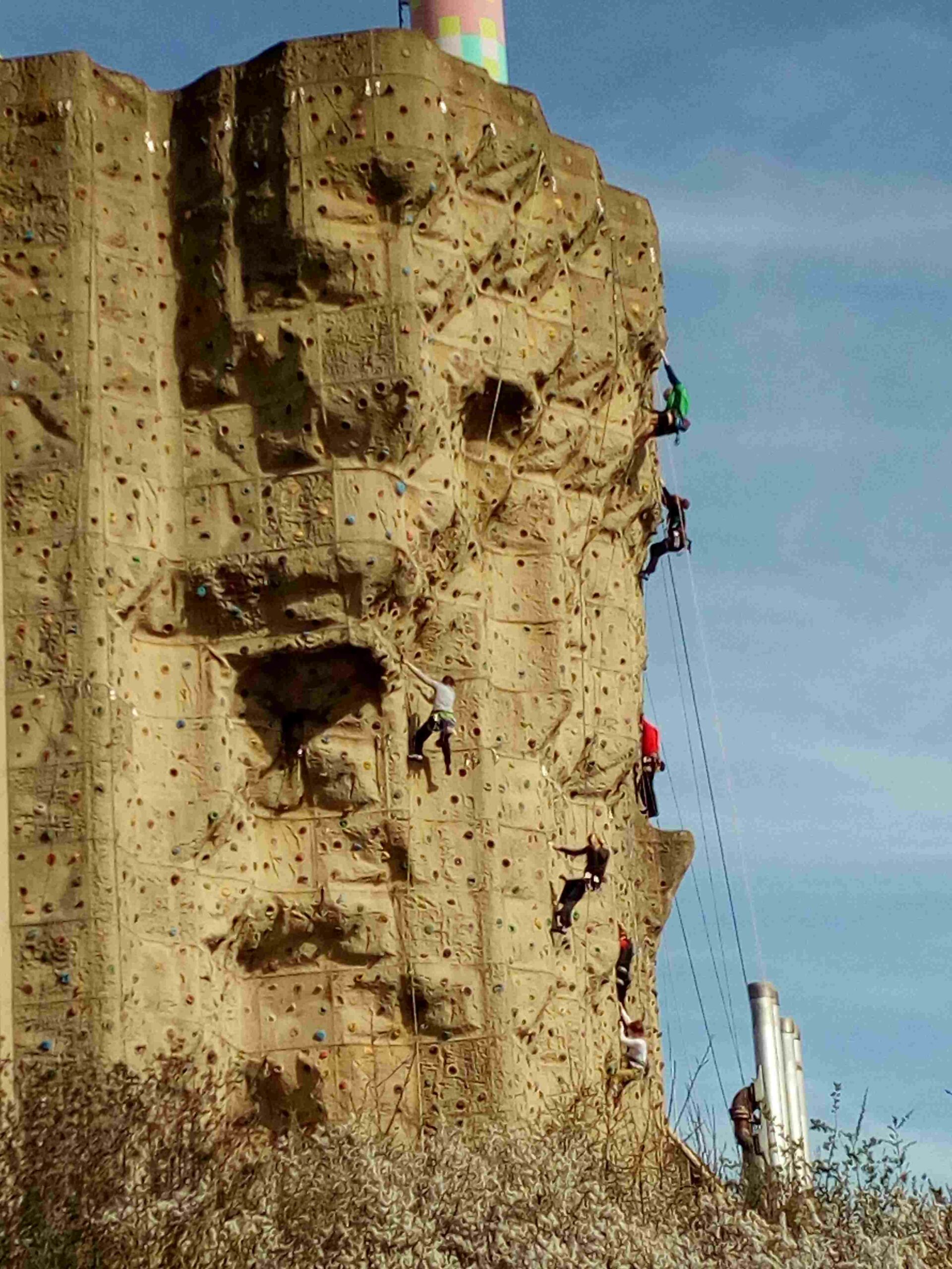 Kletterwand aus der Ferne, eine kletternde Person ist zu erkennen